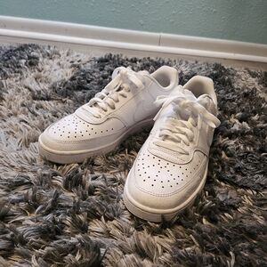 Womens size 9 Nike tennis shoes.